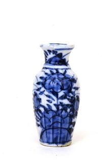Meiji Japanese Blue & White Imari Scallop Vase