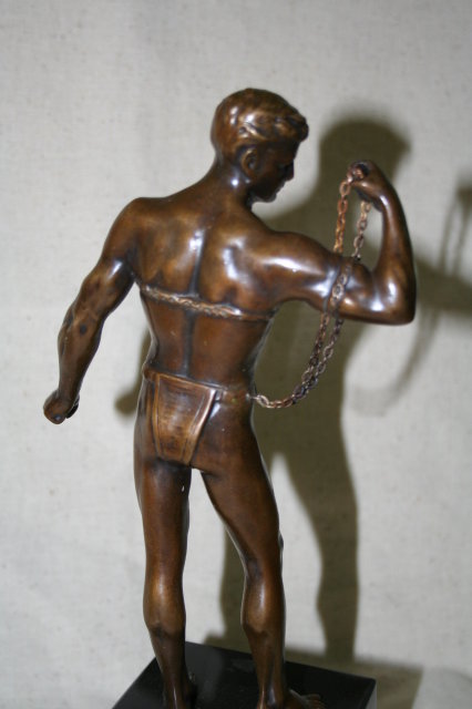 Muscle Man in bondage with Chain