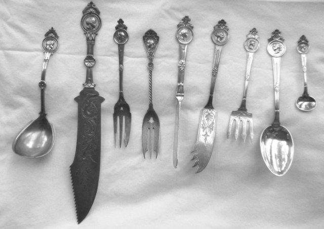 Medallion Cake Knife sterling silver engraved serrated blade pristine!