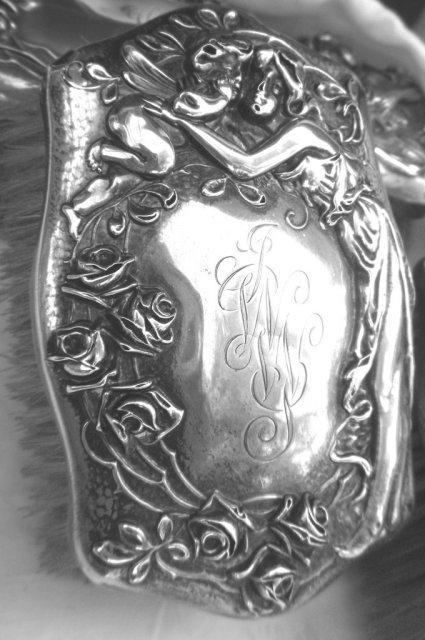 Figural woman with cherub baby roses brush set