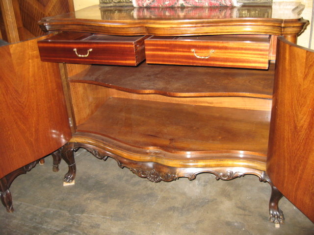 A Handsome English Queen Anne server