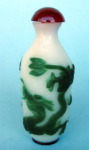NEWER CHINESE PEKING GLASS SNUFF BOTTLE NICE WORK