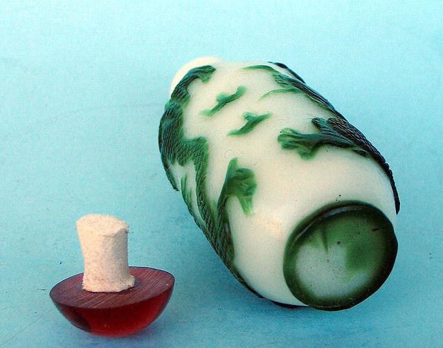 NEWER CHINESE PEKING GLASS SNUFF BOTTLE NICE WORK