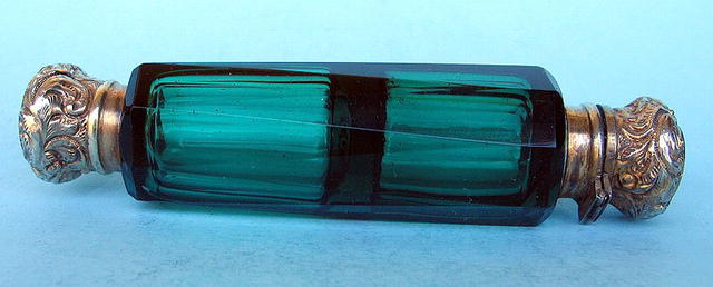 GREEN UNUSUAL CUT DOUBLE ENDED SCENT BOTTLE VICTORIAN