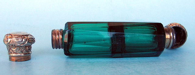 GREEN UNUSUAL CUT DOUBLE ENDED SCENT BOTTLE VICTORIAN