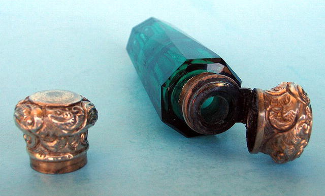 GREEN UNUSUAL CUT DOUBLE ENDED SCENT BOTTLE VICTORIAN