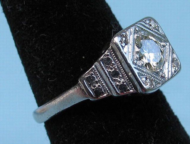 GOOD PLATINUM .6 CARAT DIAMOND RING GOOD STONE 5 TOTAL
