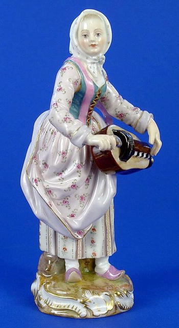 MEISSEN SUPERB WOMAN W/AUTO HARP LARGE