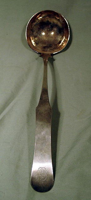 18th CENTURY AMERICAN STERLING FIDDLE BACK LADLE NEAT