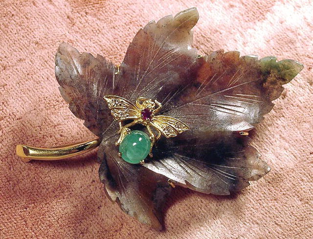 CELLINO 18K CARVED LEAF PIN W/BEE DIAMONDS RUBY EMERALD