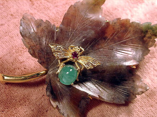 CELLINO 18K CARVED LEAF PIN W/BEE DIAMONDS RUBY EMERALD