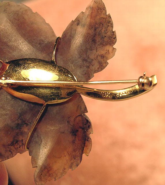 CELLINO 18K CARVED LEAF PIN W/BEE DIAMONDS RUBY EMERALD