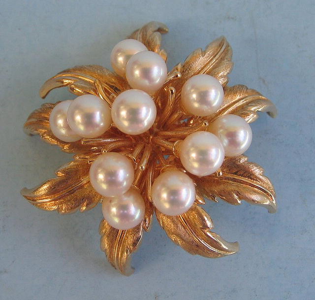 VERY HEAVY 14K GOLD PIN WITH NICE PEARLS QUALITY