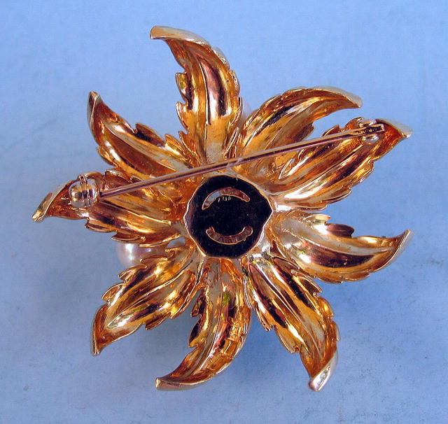 VERY HEAVY 14K GOLD PIN WITH NICE PEARLS QUALITY