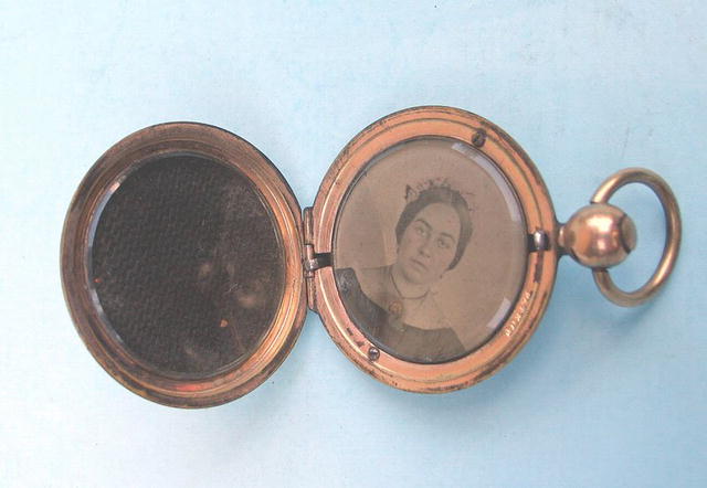UNUSUAL HAIR POCKET WATCH / LOCKET WITH PICTURE