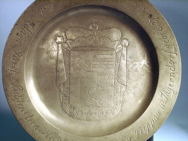 DATED 1690 PEWTER BIRTH PLATE FAMILY CREST NICE