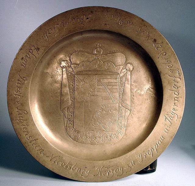 DATED 1690 PEWTER BIRTH PLATE FAMILY CREST NICE