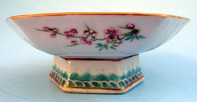 TONGZHI MARK AND PERIOD FOOTED BOWL QUALITY WORK