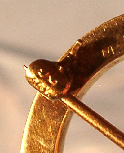 KREMENTZ 14K ENAMELED WREATH PIN 1900