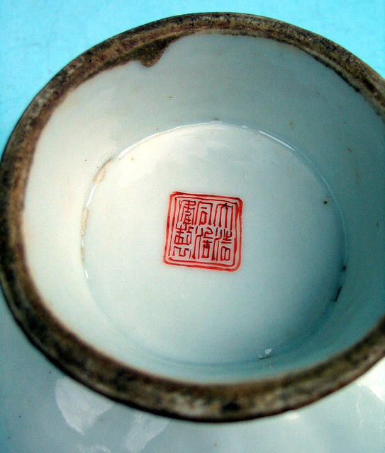 CHINESE TONGHZI TUNG CHI MARK AND PERIOD FOOTED STAND