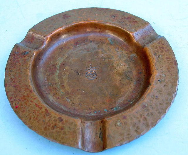 EARLY ROYCROFT HAND HAMMED ASHTRAY WITH IMPRESSED MARK