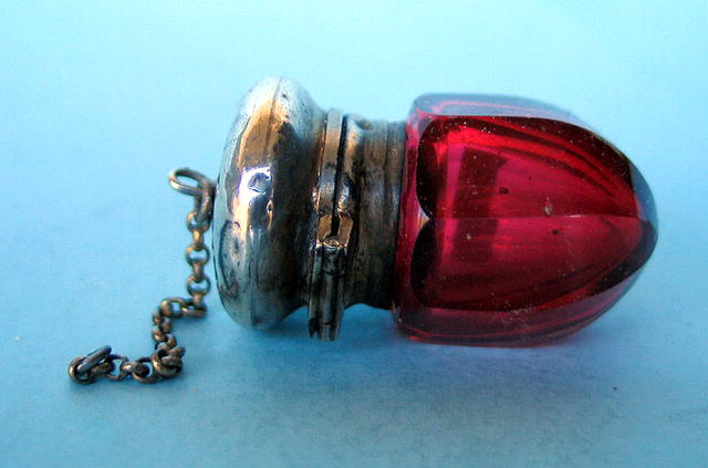 VERY UNUSUAL VICTORIAN SCENT BOTTLE SMELLING SALTS NICE NUTMEG GRINDER?