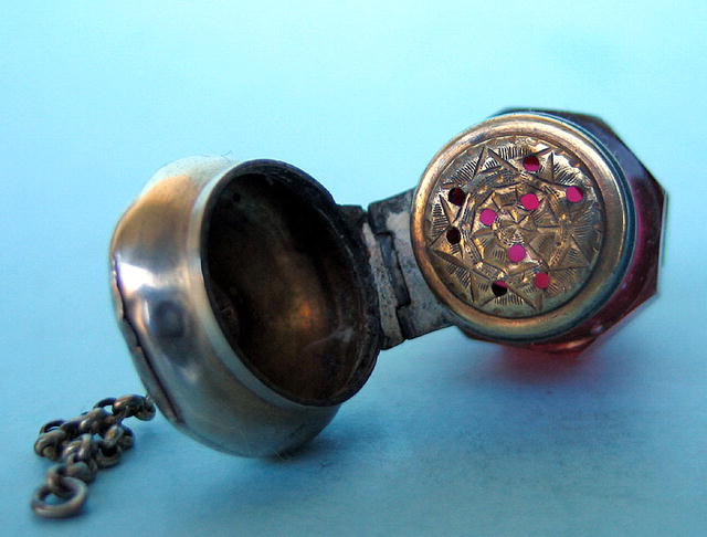VERY UNUSUAL VICTORIAN SCENT BOTTLE SMELLING SALTS NICE NUTMEG GRINDER?