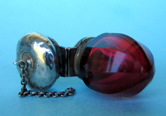 VERY UNUSUAL VICTORIAN SCENT BOTTLE SMELLING SALTS NICE NUTMEG GRINDER?