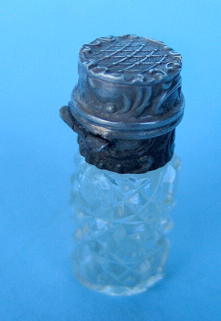 NICE CUT GLASS AND SILVER PERFUME SCENT BOTTLE STOPPER