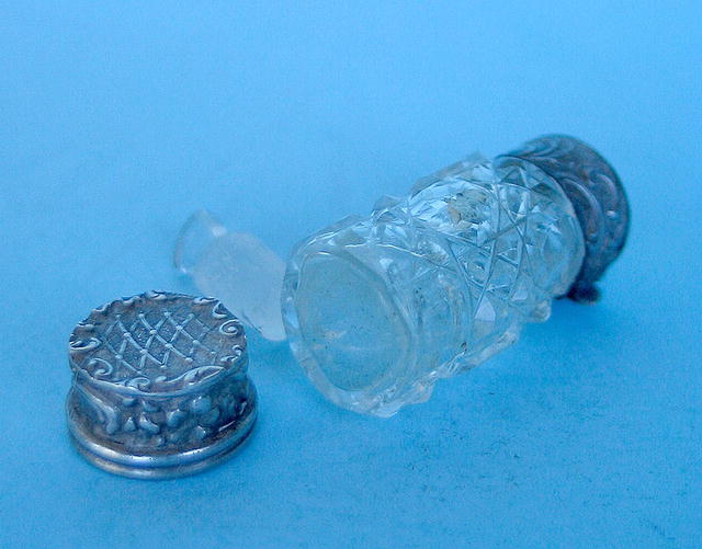 NICE CUT GLASS AND SILVER PERFUME SCENT BOTTLE STOPPER