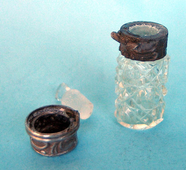 NICE CUT GLASS AND SILVER PERFUME SCENT BOTTLE STOPPER