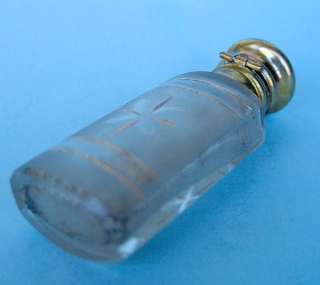 NICE VICTORIAN SCENT PERFUME BOTTLE GILT LID CUT GLASS
