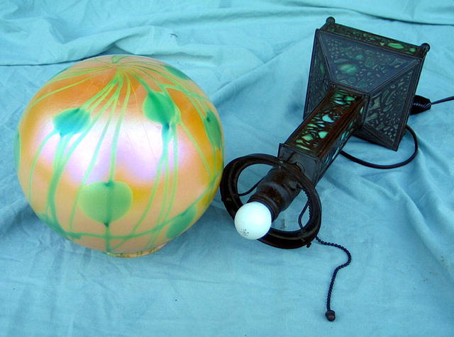 RIVIERE STUDIOS FILIGREE SLAG GLASS LAMP QUEZAL