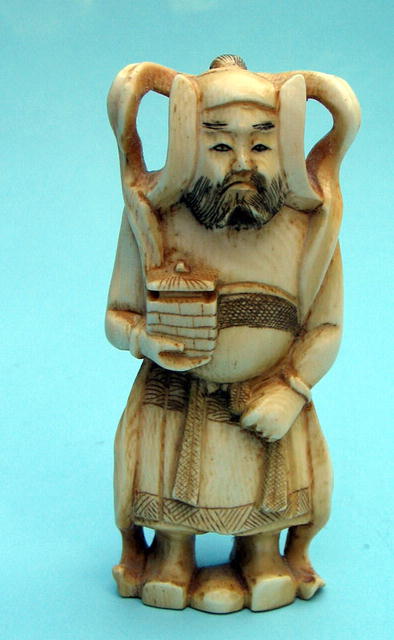 NICE CHINESE OKIMONO IVORY OF DIETY OR EMPEROR