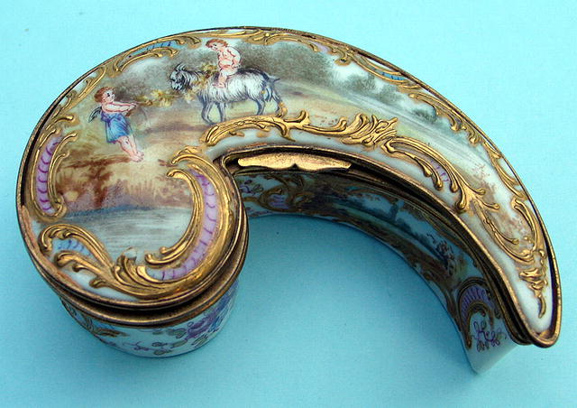 FINE 18th / 19th C MEISSEN COMMA SHAPED BOX CUPIDS GOAT