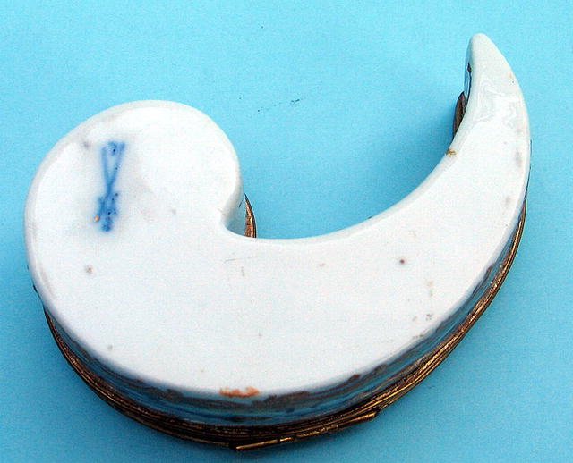 FINE 18th / 19th C MEISSEN COMMA SHAPED BOX CUPIDS GOAT