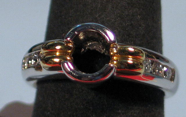 FINE DESIGNER SIGNED PLATINUM 18K GOLD DIAMOND RING