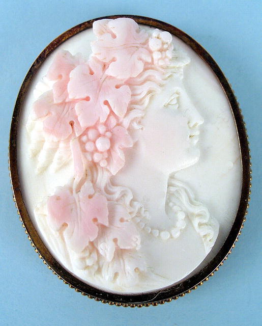EXQUISITE ANGEL SKIN CORAL CAMEO GOLD FRAME