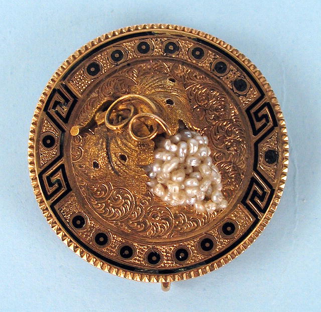 VICTORIAN 14K BROOCH PIN WITH PEARLS GRAPES