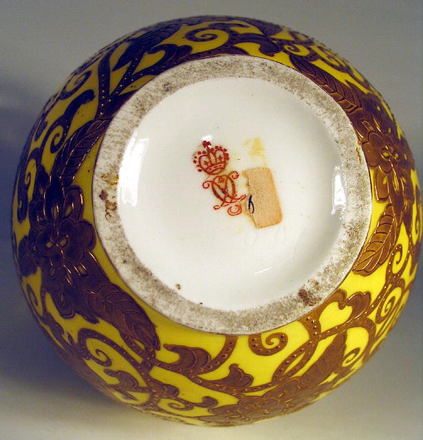 DERBY ENGLISH VASE WITH YELLOW GROUND GILT FOO DOGS