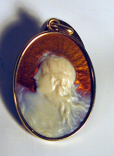 RENE LALIQUE 18K GOLD GLASS PENDANT ART NOUVEAU WOMAN