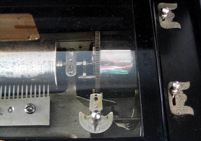 FINE SWISS MUSIC BOX 12 AIR TUNES SIDEWALKS