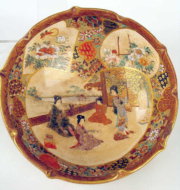 NICE JAPANESE MEIJI SATSUMA BOWL WITH GEISHA