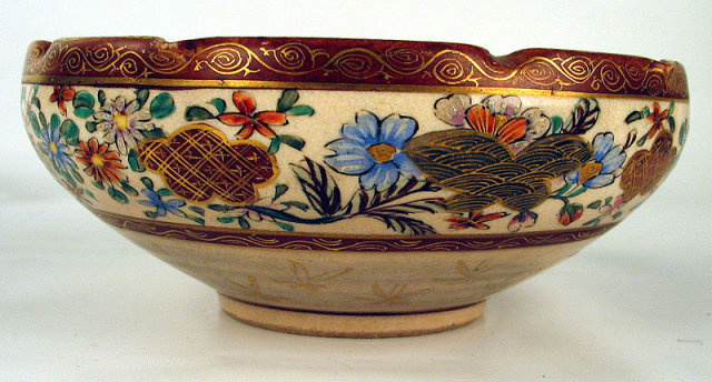 NICE JAPANESE MEIJI SATSUMA BOWL WITH GEISHA