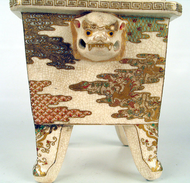 FINE JAPANESE EDO / MEIJI SATSUMA KORO WITH SHI SHI DOG COVER.