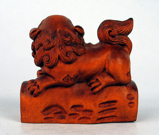 FINE CHERRY WOOD JAPANESE MEIJI NETSUKE SIGNED FOO FU OR SHISHI DOG