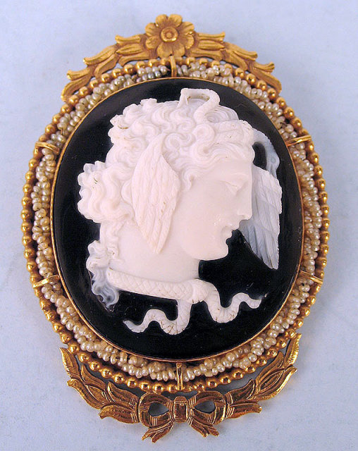 STUNNING BLACK WHITE SARDONYX CAMEO MEDUSA BY CASTELLANI VICTORIAN 14K GOLD PEARLS AWESOME FRAME