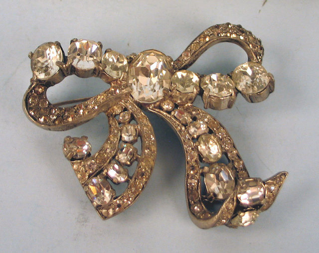 FINE EISENBERG LARGE BOW PIN / BROOCH IN ORIGINAL BOX