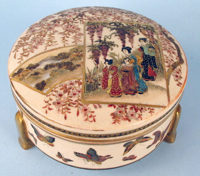 QUALITY LARGE SATSUMA MEIJI JAPANESE COVERED BOX KOGO SIGNED TAIZAN