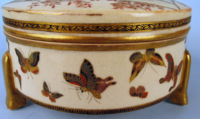 QUALITY LARGE SATSUMA MEIJI JAPANESE COVERED BOX KOGO SIGNED TAIZAN